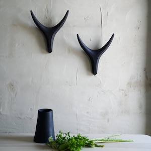 Escultura de asta de cerámica negra - Arte mural minimalista