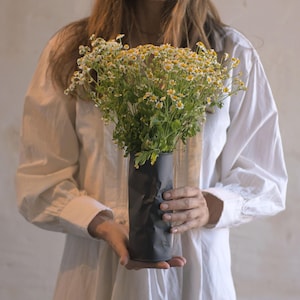 Jarrón de cerámica negra arrugada / Cerámica escultural hecha a mano de 18 cm / Objeto de arte minimalista