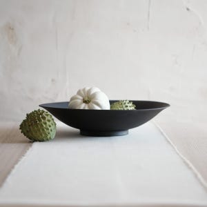 Frutero grande de cerámica negra mate de 14,5 pulgadas hecho a mano