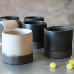 Conjunto de 2 xícaras de café expresso, xícaras de chá modernas, xícaras de cerâmica pretas e brancas
