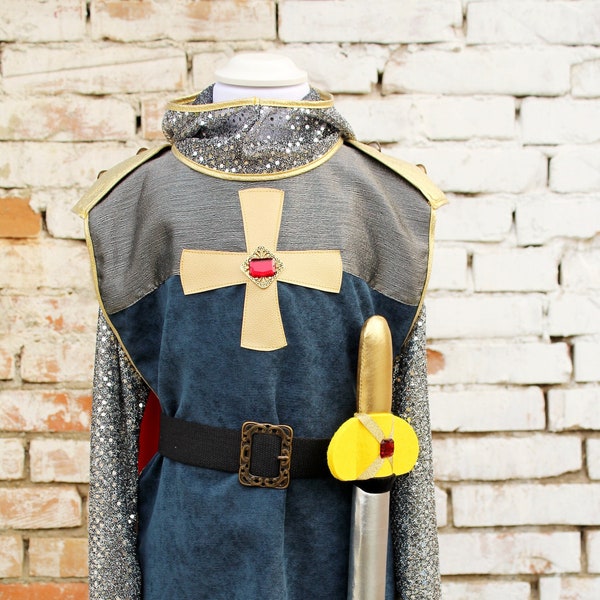 costume complet de chevalier pour enfant : chemise argentée, cotte de mailles et cape de chevalier ensemble, ceinture, cagoule et épée