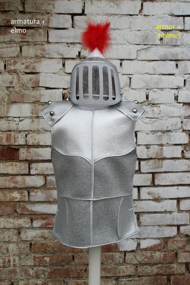 Puede incluir: Traje de armadura plateado con un casco de plumas rojas. El texto "armatura + elmo" est&aacute; en el lado izquierdo de la imagen y "armor + helmet" est&aacute; en el lado derecho de la imagen.