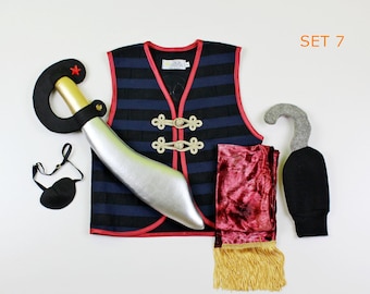 Piratenkostüm für Kinder mit Weste, Schärpe, Schwert, Hut, Augenklappe und Haken; Piratenkostüm, Piratenset, Piratenaccessoires