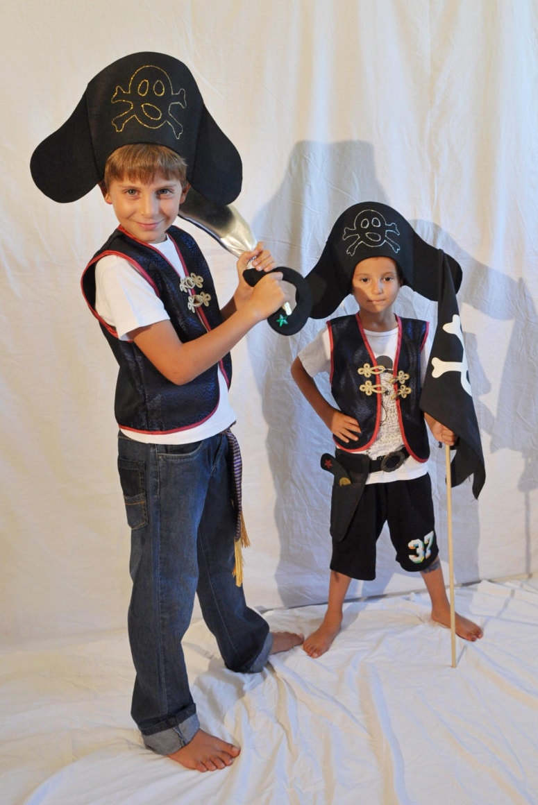 Kids Pirate Costume, Pirate Vest, Boy Pirate Costume, Gilet Pirate in  Damask Fabric and Painted Skull, Kids Costumes, Dress up Clothes 