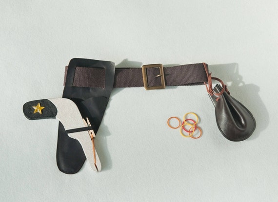 cinturone per bambino, cinturone cow boy per bambino, cinturone western con pistola ad elastici in legno, fondina e sacchetto porta elastici