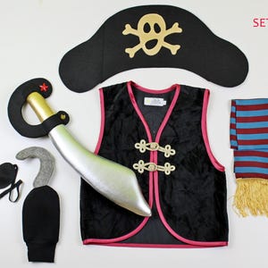 Costume de pirate pour garçon avec gilet, ceinture, épée, chapeau, bandeau, crochet et carte au trésor ; déguisement de pirate, set de pirate
