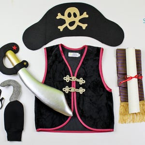 Costume de pirate pour garçon avec gilet, ceinture, épée, chapeau, bandeau, crochet et carte au trésor ; déguisement de pirate, set de pirate