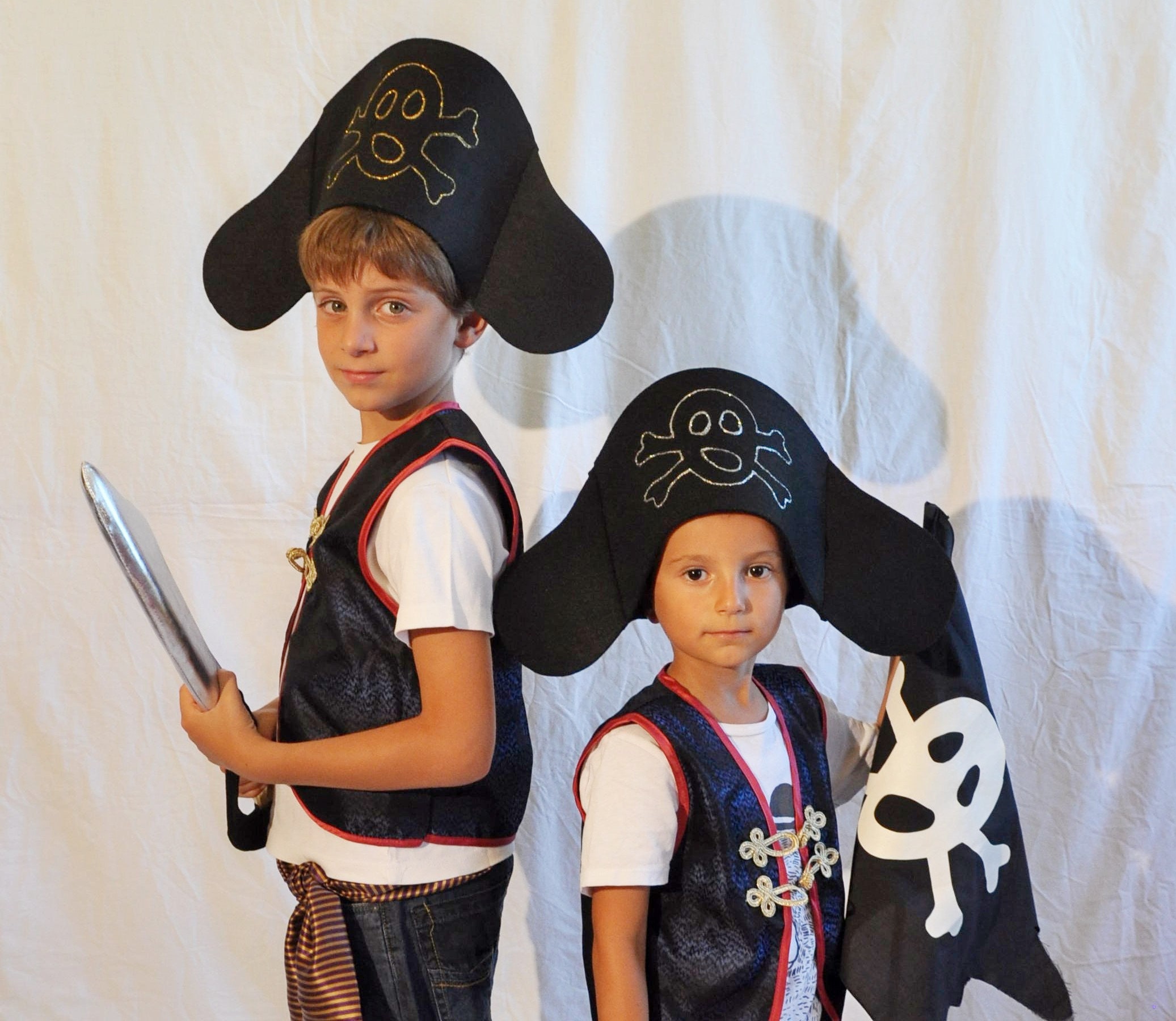 Kids Pirate Costume, Pirate Vest, Boy Pirate Costume, Gilet Pirate in Damask Fabric and Painted Skull, Kids Costumes, Dress Up Clothes