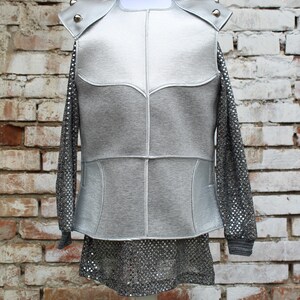 Puede incluir: Armadura de cota de malla plateada con una t&uacute;nica plateada encima. El texto "tunica argentata + armatura" est&aacute; debajo de la imagen a la izquierda y "chainmail + armor" est&aacute; debajo de la imagen a la derecha.