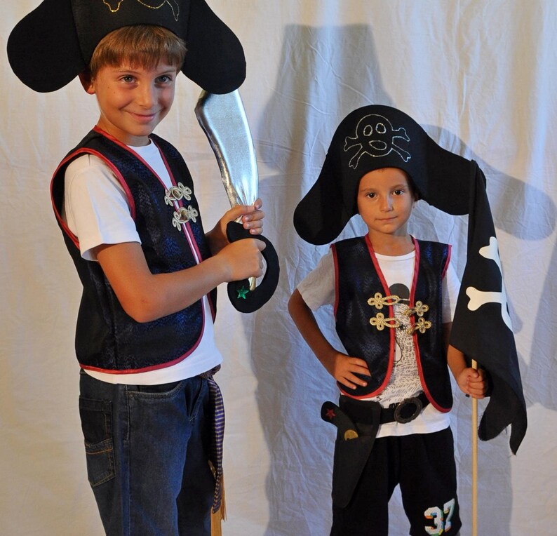 Kids pirate gun belt with wooden handpainted elastic gun
