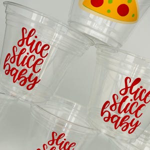 Op de afbeelding: Vier doorzichtige plastic bekers met rode vinyl stickers waarop "Slice Slice Baby" staat. Een beker heeft een gele pizzapunt sticker met rode pepperoni en groene pepers.