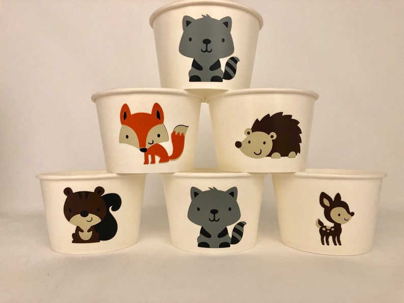 Puede incluir: Seis vasos de papel blancos con diferentes dise&ntilde;os de animales del bosque. Los vasos presentan un zorro, un mapache, una ardilla, un erizo, un ciervo y un gato.