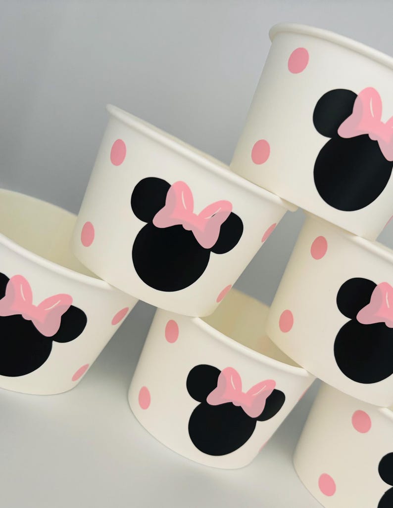 Puede incluir: Conjunto de vasos de papel blancos con lunares rosas y un dise&ntilde;o de Minnie Mouse negro y rosa.
