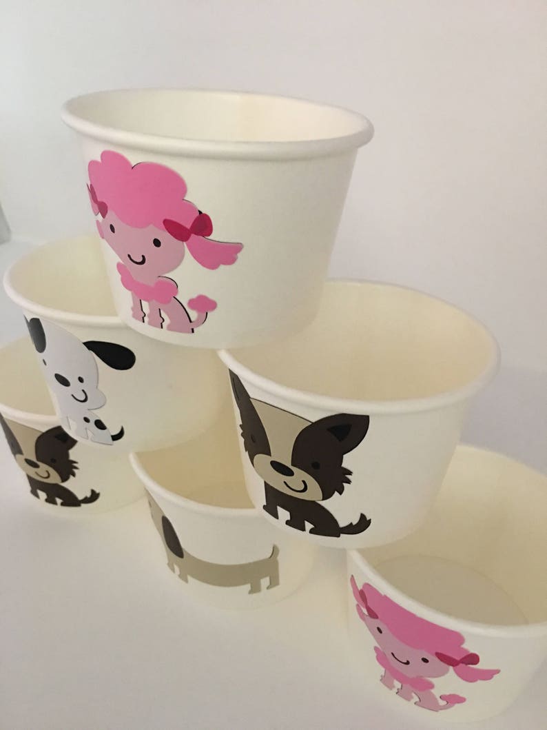 Pu&ograve; includere: Set di sei bicchieri di carta bianchi con diverse illustrazioni di cani. I bicchieri presentano un barboncino rosa, un cane bianco e nero, un cane marrone e un cane marrone.