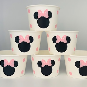 Puede incluir: Conjunto de seis vasos de papel blancos con lunares rosas y un dise&ntilde;o de Minnie Mouse negro y rosa.