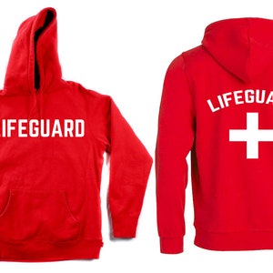 Peut inclure: Sweat-shirt à capuche rouge avec le texte "LIFEGUARD" imprimé à l'avant et à l'arrière. Le dos comporte également une croix blanche.