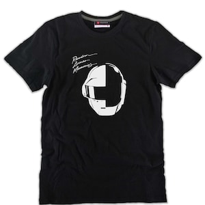 Può includere: T-shirt nera con grafica bianca di un casco da robot e la scritta "Random Access Memories". La maglietta a maniche corte ha lo scollo tondo. Il design è un'illustrazione semplice e audace. La maglietta è realizzata in materiale morbido.