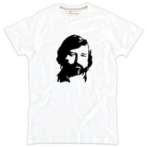 Peut inclure: Un t-shirt blanc à manches courtes avec une impression graphique noire à fort contraste représentant le visage d'une personne avec une barbe et des cheveux longs, centré sur la poitrine. Le t-shirt a un col rond et une coupe standard.