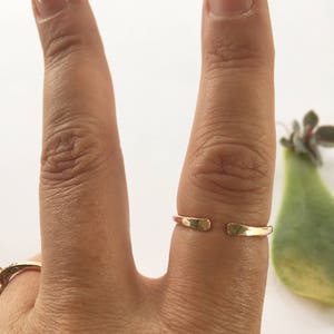 Minimalistischer Manschettenring für Frauen, schlichter Ring für jeden Tag, zierlicher Ring, moderner Stapelring, gehämmerter Ring, handgemachter Schmuck