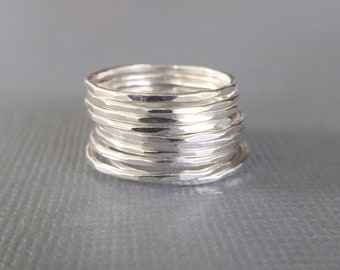 Anillos apilables finos martillados de plata esterlina