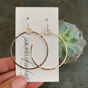 Gold Filled Creolen, Minimale Einfache Creolen, Gehämmerte Mittlere Ohrringe für Frauen, Moderne Elegante Ohrringe, Handgemachter Schmuck