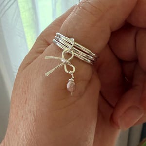 Conjunto de anillos apilables de plata de ley con dije de lazo y colgante de perla rosa, anillo de 3 bandas conectadas, anillo minimalista apilable para jugar con los nervios, joyería hecha a mano