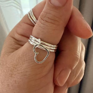 Anillo de plata de ley de tres bandas, anillo apilable con dije de corazón, anillo minimalista antiestrés, anillos apilables conectados, delicado regalo de joyería martillada