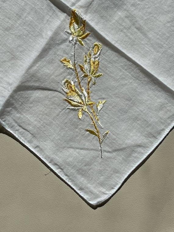 MOMENTS IN THYME - Cameo Rose Keepsake Hanky Card: Rosebud