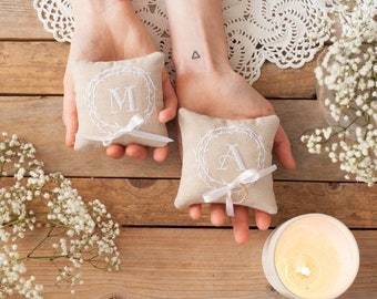 Originale coppia di cuscinetti portafedi di Matrimonio personalizzati con iniziali ricamate - 100% Made in Italy - Il Ricamificio