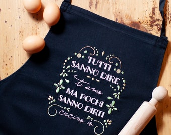 Grembiule da cucina personalizzato con ricamo Tutti sono capaci di dire ti amo ma pochi sanno dirti cucino io- Idea regalo per San Valentino