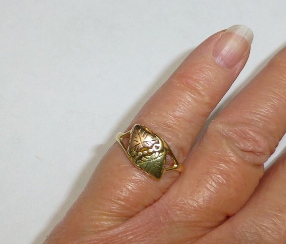 Black Hills Gold ring 10k tri color leaf jewelry - image 2