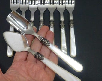 Juego de cubiertos vintage Eme Italy de acero inoxidable 18/10 con mango de perla, tenedor y piezas para servir.