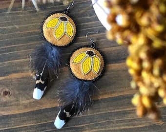 Moody Wezaawiwaabigwan (Black-Eyed-Susan) beaded earrings with Feathers, dangle earrings, feather earrings, flower earrings