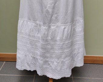 19e-eeuwse katoenen petticoat over de volledige lengte met handgemaakt kant en broderie anglaise, 24 inch tailleband