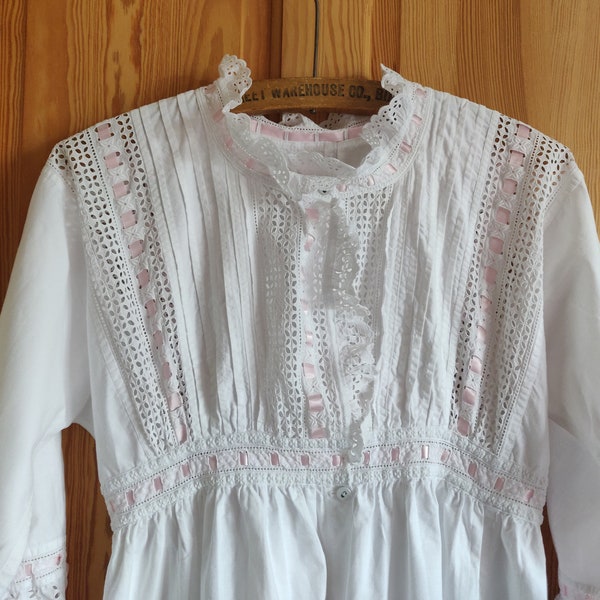 Chemise de nuit nervurée en broderie anglaise de la fin du XIXe siècle. Cottagecore taille moyenne