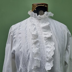 1900 年頃の英国刺繍のトリム、襟付きナイトガウン。コテージコア サイズ ミディアム