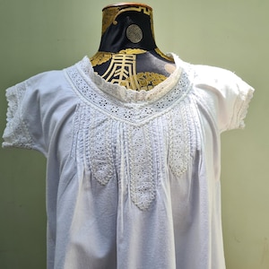 V ネック、ブロデリー アングレーズ トリム、手刺繍入り 19 世紀後半のシュミーズ / シフト。サイズは S から M です。