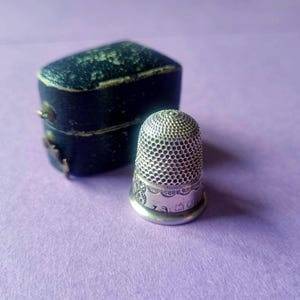 Silver 1900 Samuel Foskett thimble in thimble box, London hallmarks