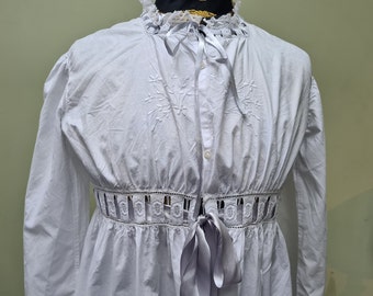 Chemise de nuit originale de style victorien en broderie anglaise, fin du XIXe siècle, cousue à la main, petite à moyenne