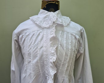 Chemise de nuit brodée et cousue à la main du début du 20e siècle. Taille Cottagecore : petite à moyenne