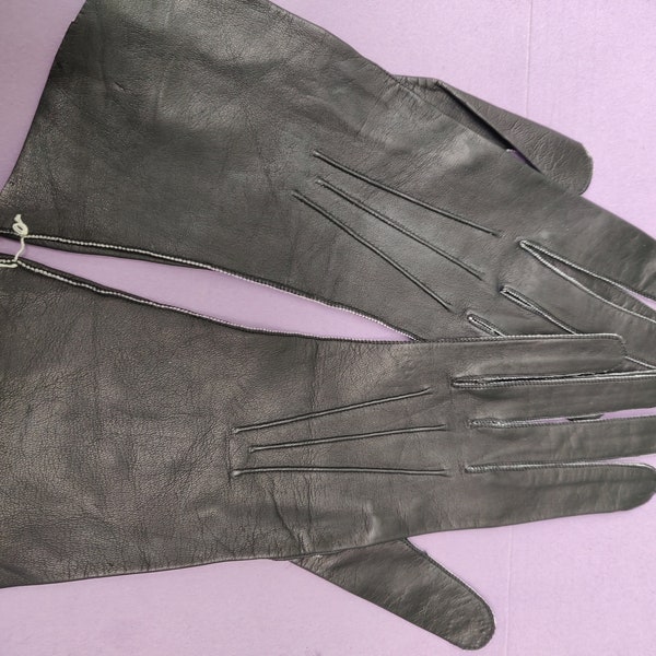 Gants en cuir noir par Milore pour Selfridges. Jamais portée, toujours attachée, taille 6