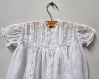 Baby Kleid mit Knopfleiste und Spitze