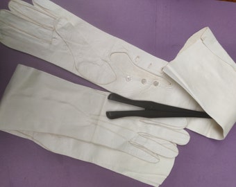 Gants longs en cuir du début du XXe siècle jamais portés avec des tendeurs de gants en ébène tailles 6 1/4 à 6,5