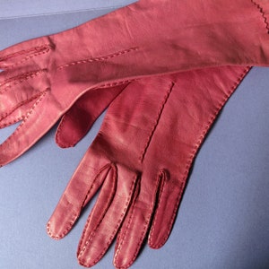 Gants de jour en cuir rose cerise non portés, taille 6.