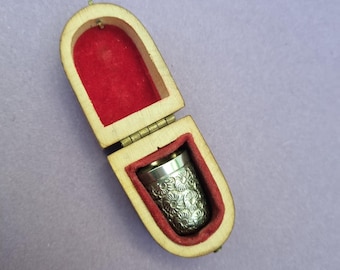 Charles Horner Dorcas fingerborg i Mauchline tartanware stoppäggsfingerborgshållare
