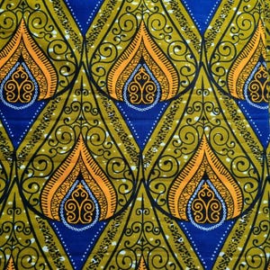 Puede incluir: Primer plano de una tela vibrante con un patrón repetido de formas de lágrima en tonos amarillos, naranjas y azules. El diseño incluye intrincados adornos negros y un fondo azul en forma de diamante. La tela tiene una apariencia texturizada.