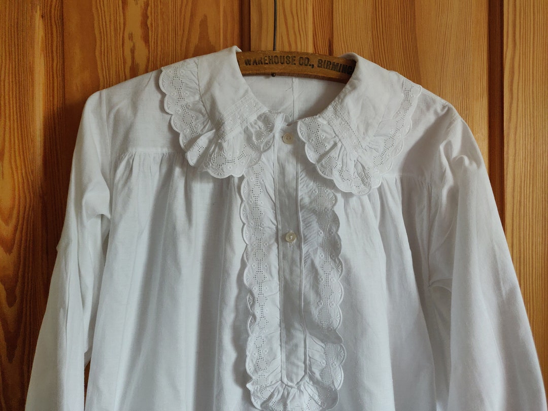 Chemise de nuit à col du début du 20e siècle avec broderie anglaise