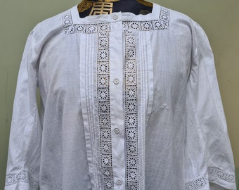 Nachthemd mit eckigem Ausschnitt, Lochstickerei und Dorset-Knöpfen aus dem frühen 20. Jahrhundert. Größe Mittel bis Groß