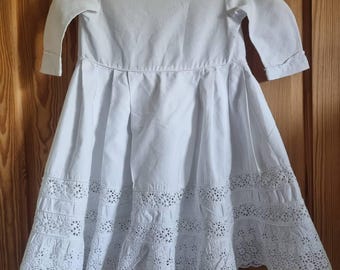 19th Century antikes handgenähtes Babykleid mit Lochstickerei.  Alter 3-4 ca
