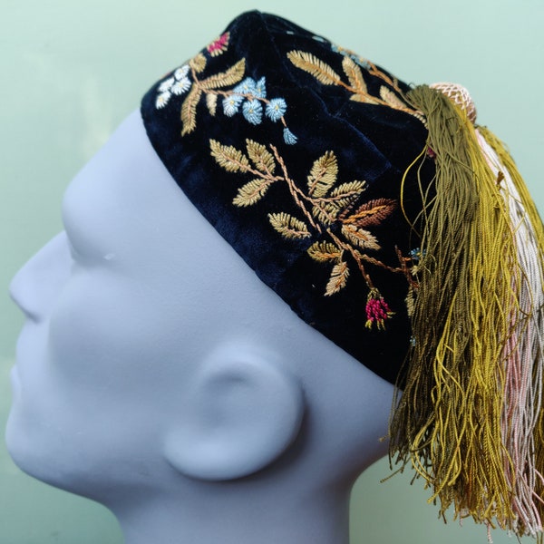 Embroidered midnight blue velvet smoker's cap, late 19th / early 20th Century